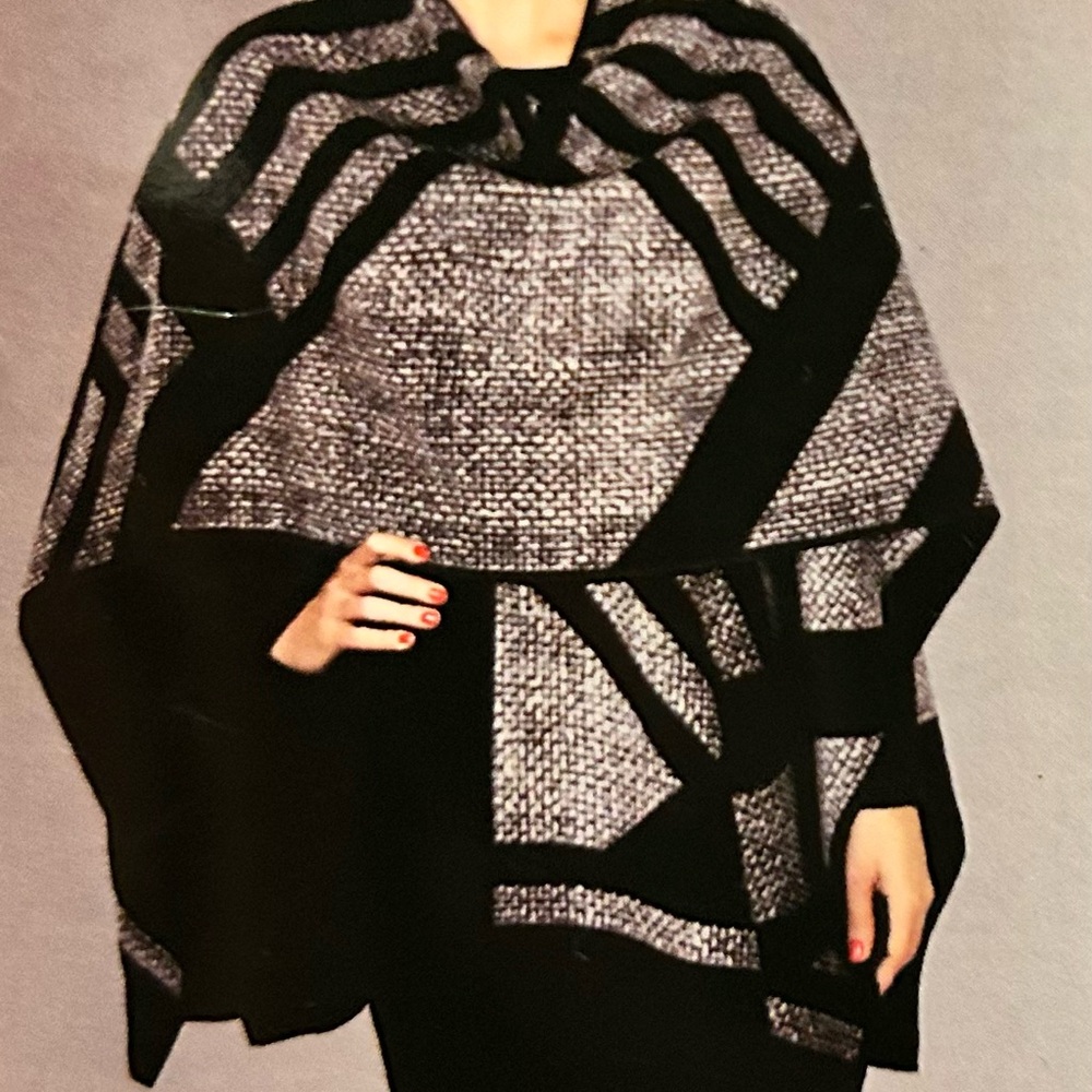 Black and Gray Geometric Reversible Wrap